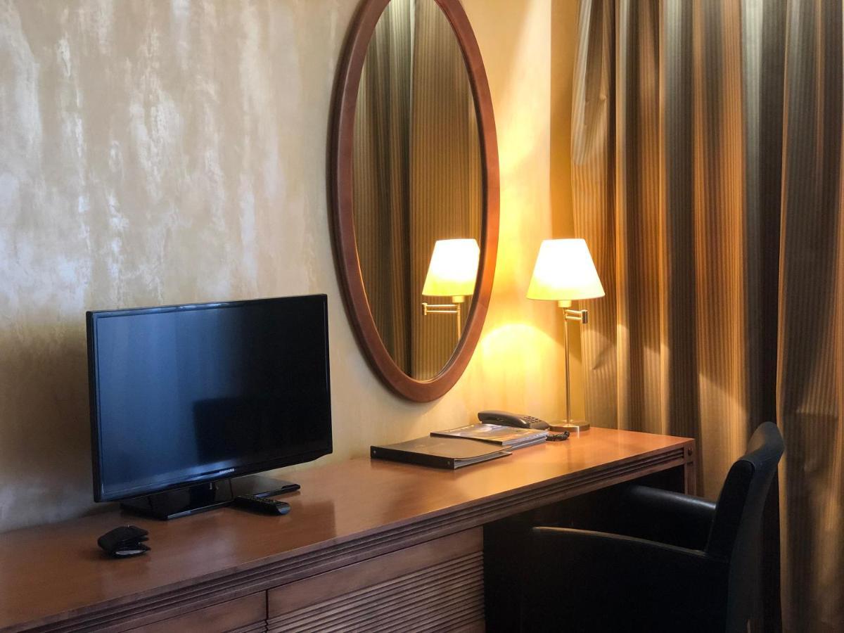 Hotel International Велика Ломниця Екстер'єр фото