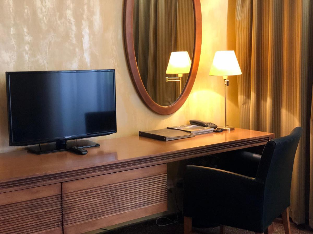 Hotel International Велика Ломниця Екстер'єр фото