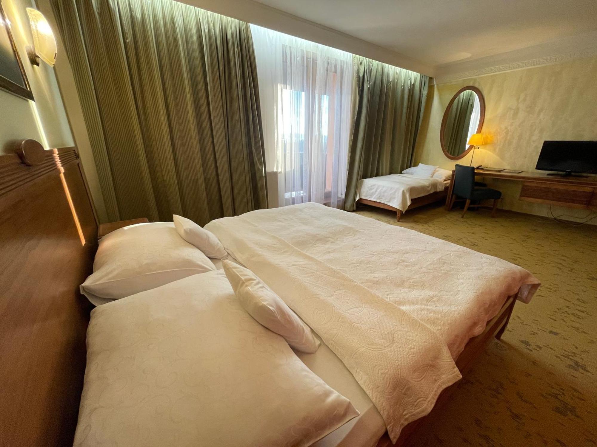 Hotel International Велика Ломниця Екстер'єр фото