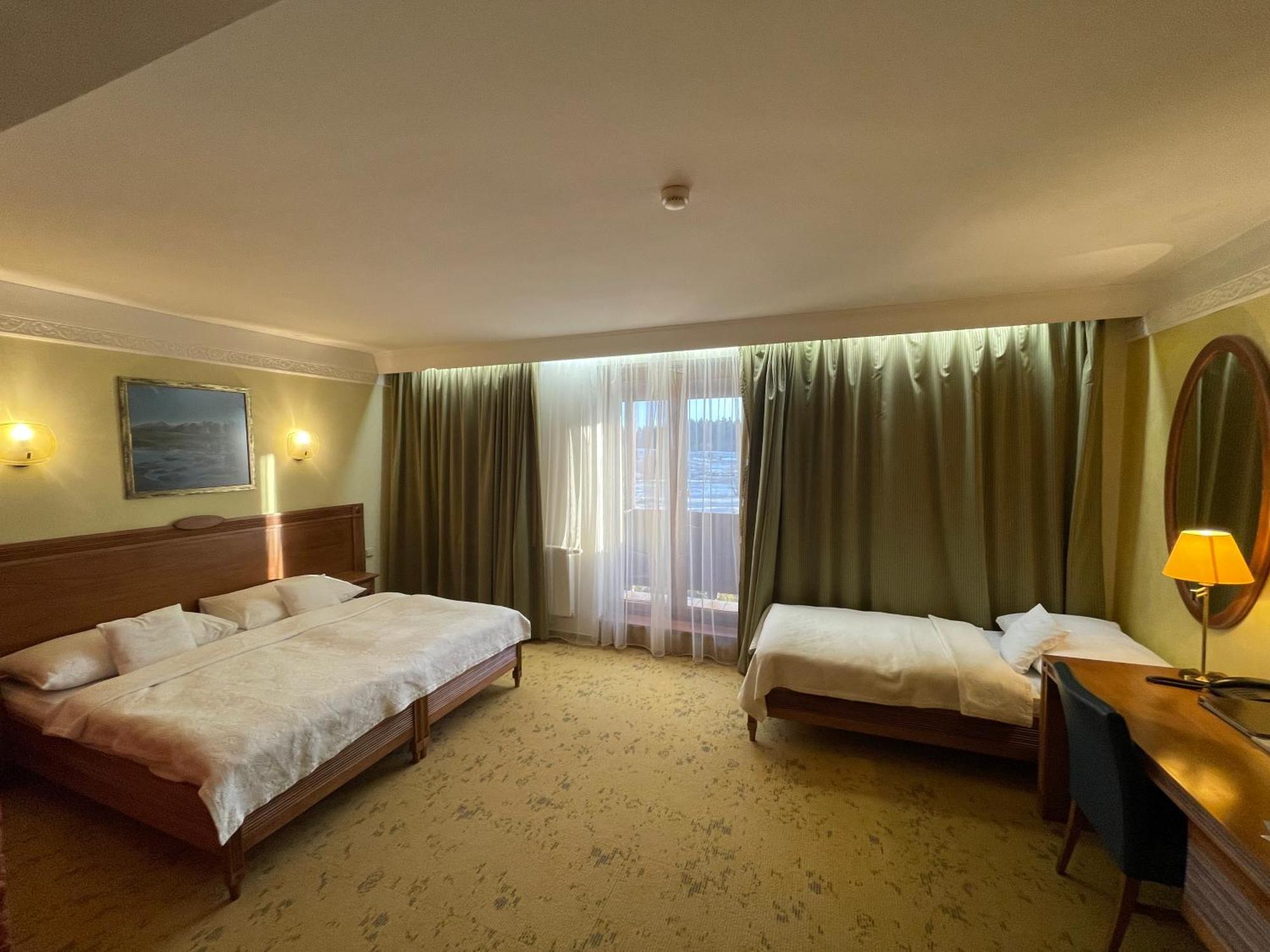 Hotel International Велика Ломниця Екстер'єр фото