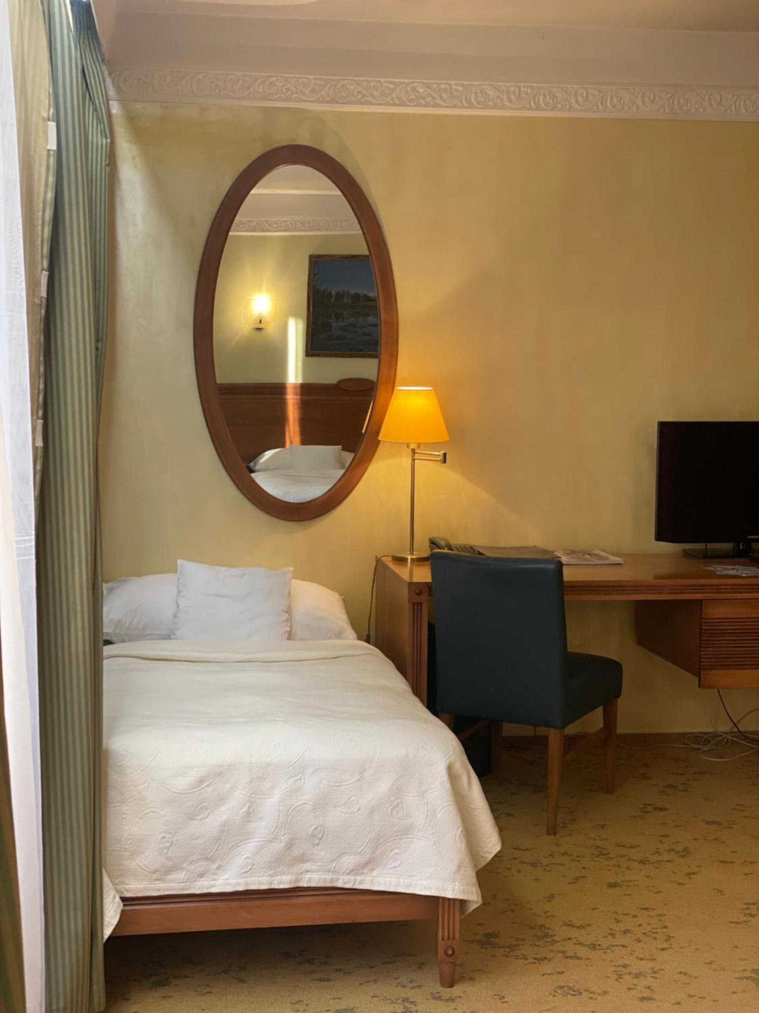 Hotel International Велика Ломниця Екстер'єр фото